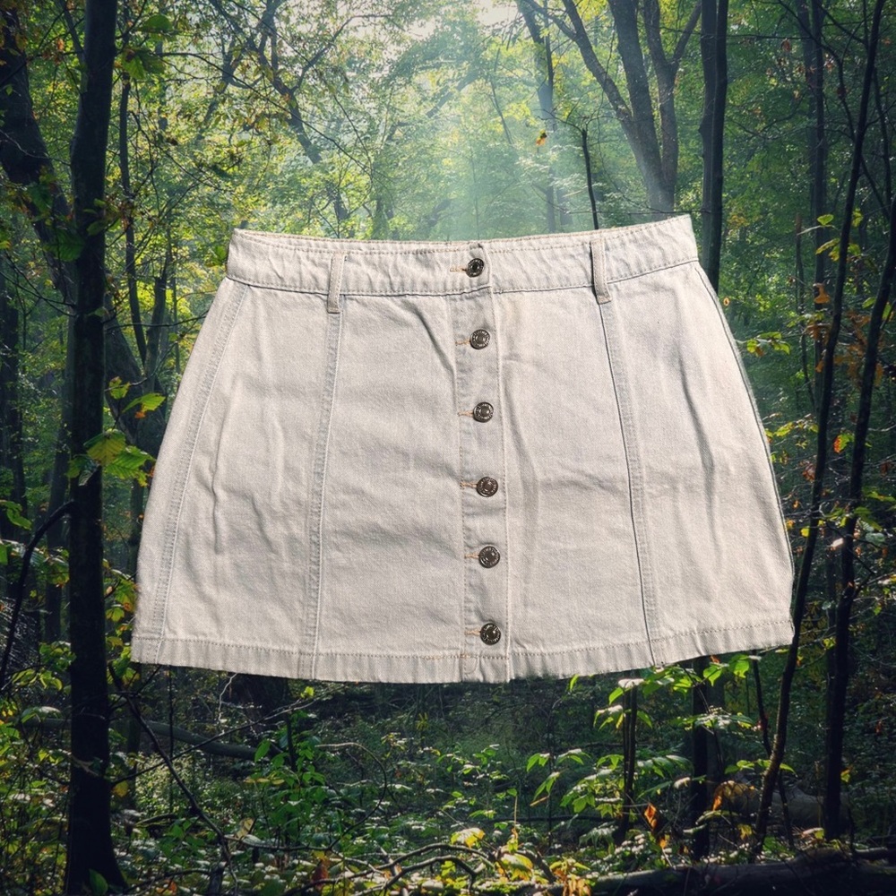 Cute light wash denim mini skirt with buttons